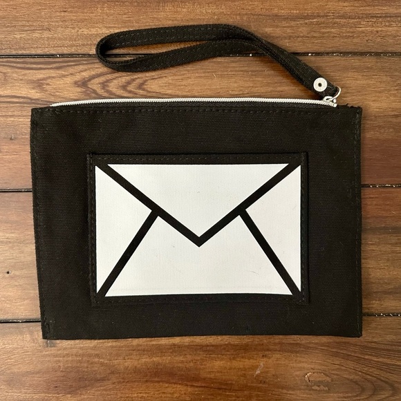 Chic Retro Black and White Envelope Wristlet - Picture 1 of 3